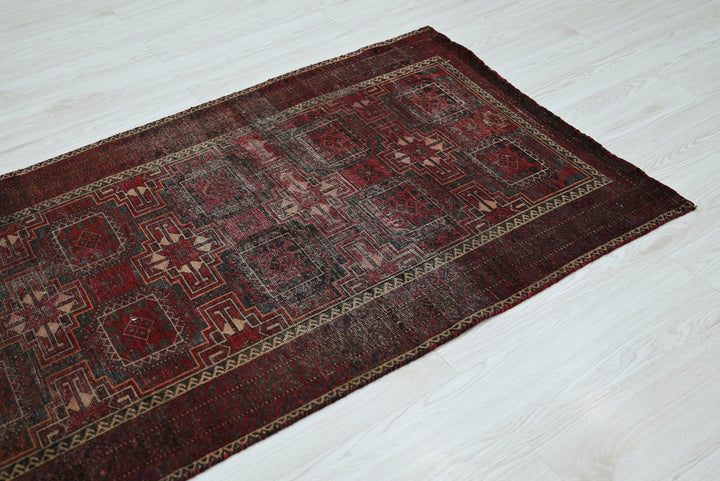 red Accent rug 2' 11" x 5' 7"
