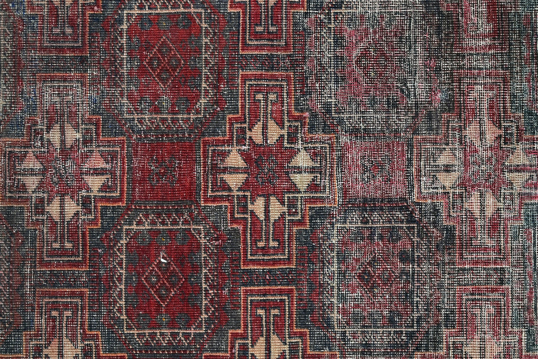 red Accent rug 2' 11" x 5' 7"