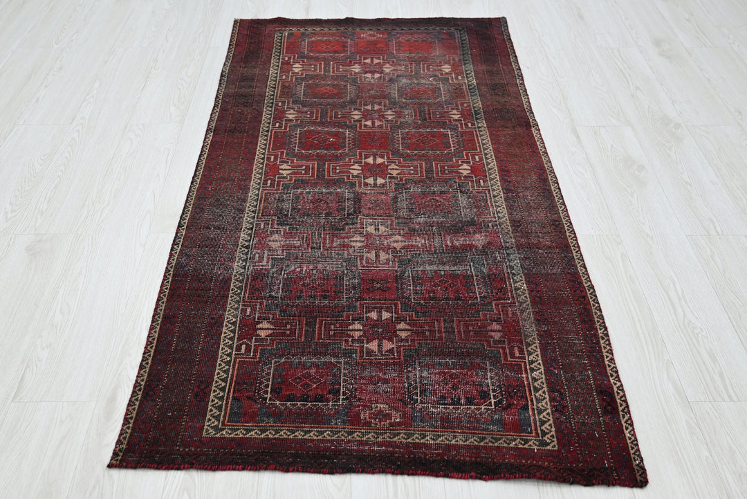 red Accent rug 2' 11" x 5' 7"