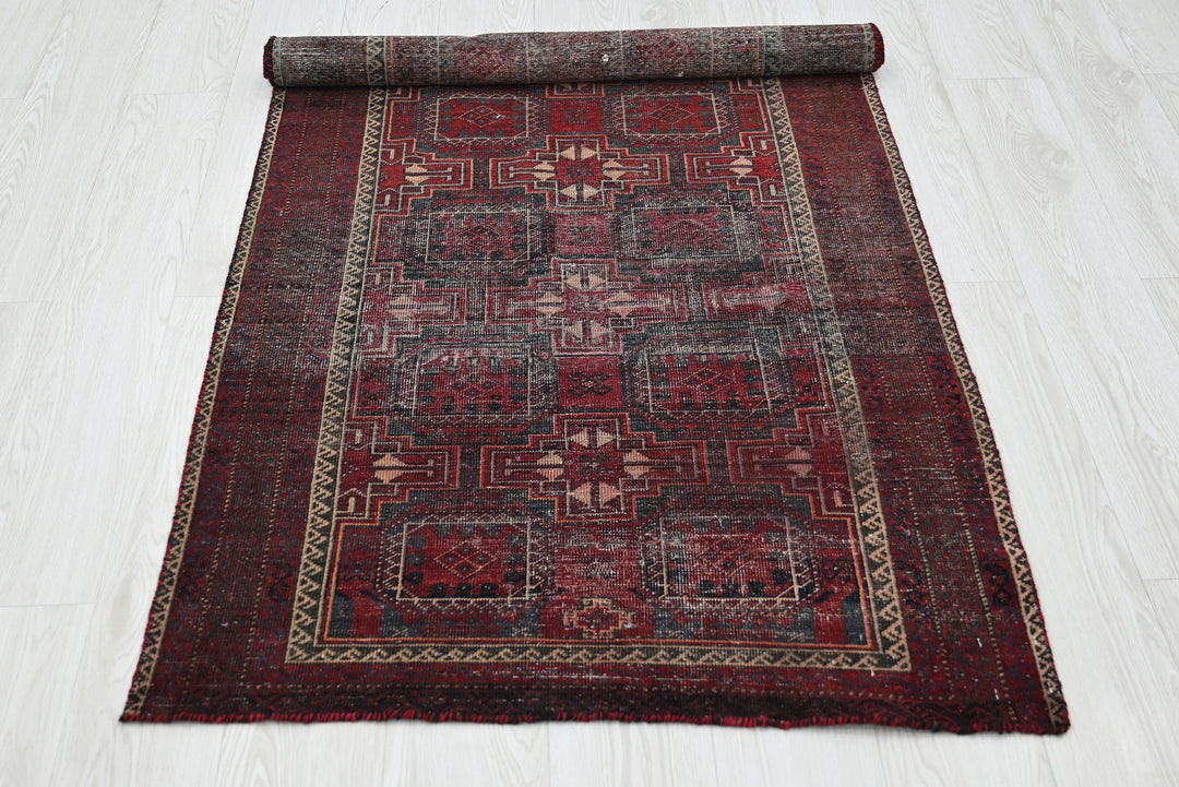 red Accent rug 2' 11" x 5' 7"
