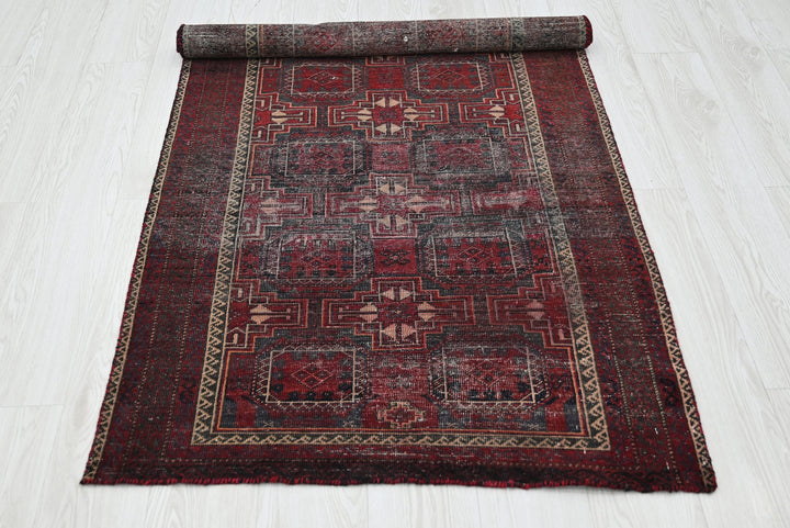 red Accent rug 2' 11" x 5' 7"