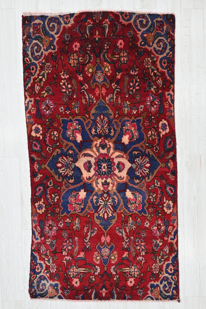 red Accent rug 3' 2" x 6' 0"