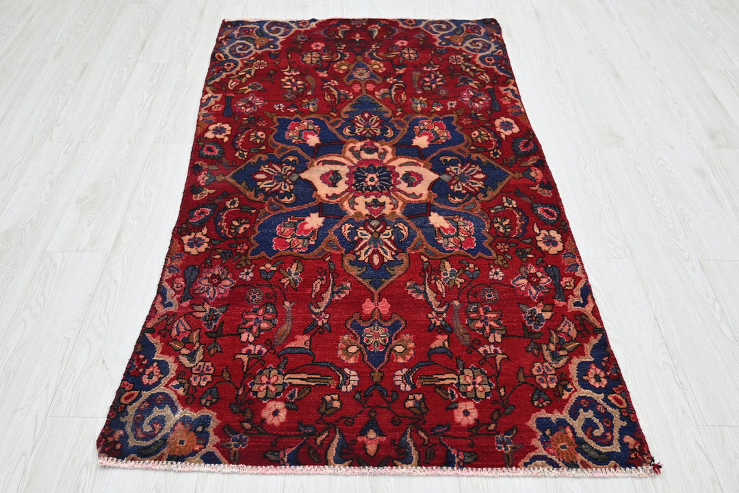 red Accent rug 3' 2" x 6' 0"