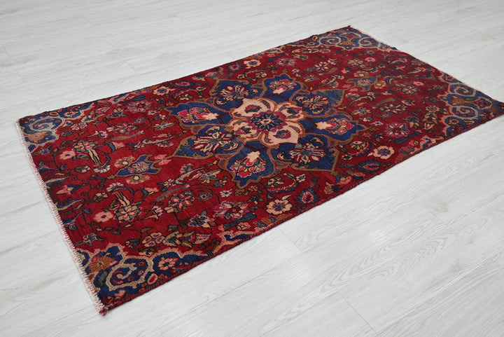 red Accent rug 3' 2" x 6' 0"