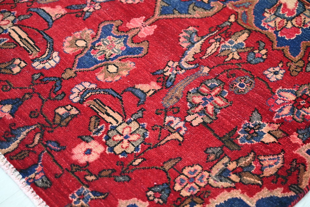 red Accent rug 3' 2" x 6' 0"