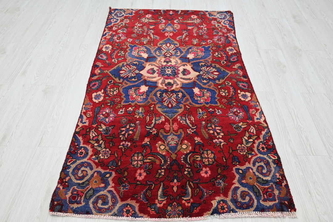 red Accent rug 3' 2" x 6' 0"