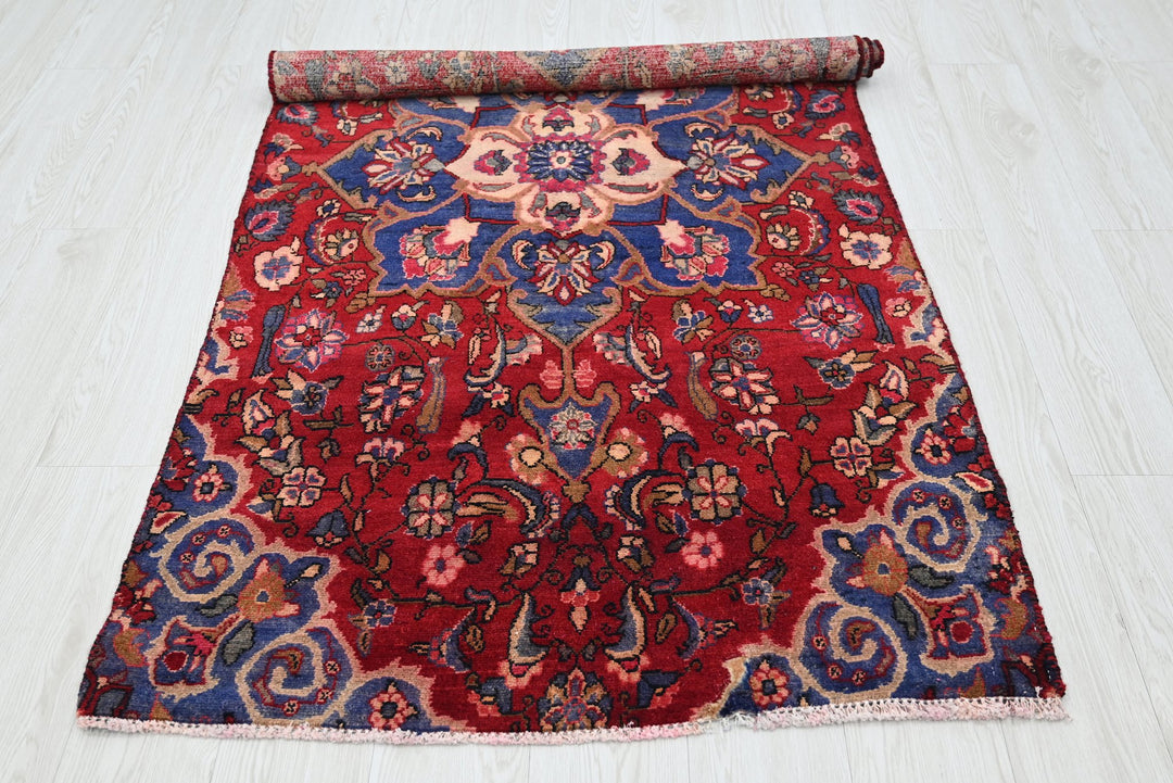 red Accent rug 3' 2" x 6' 0"