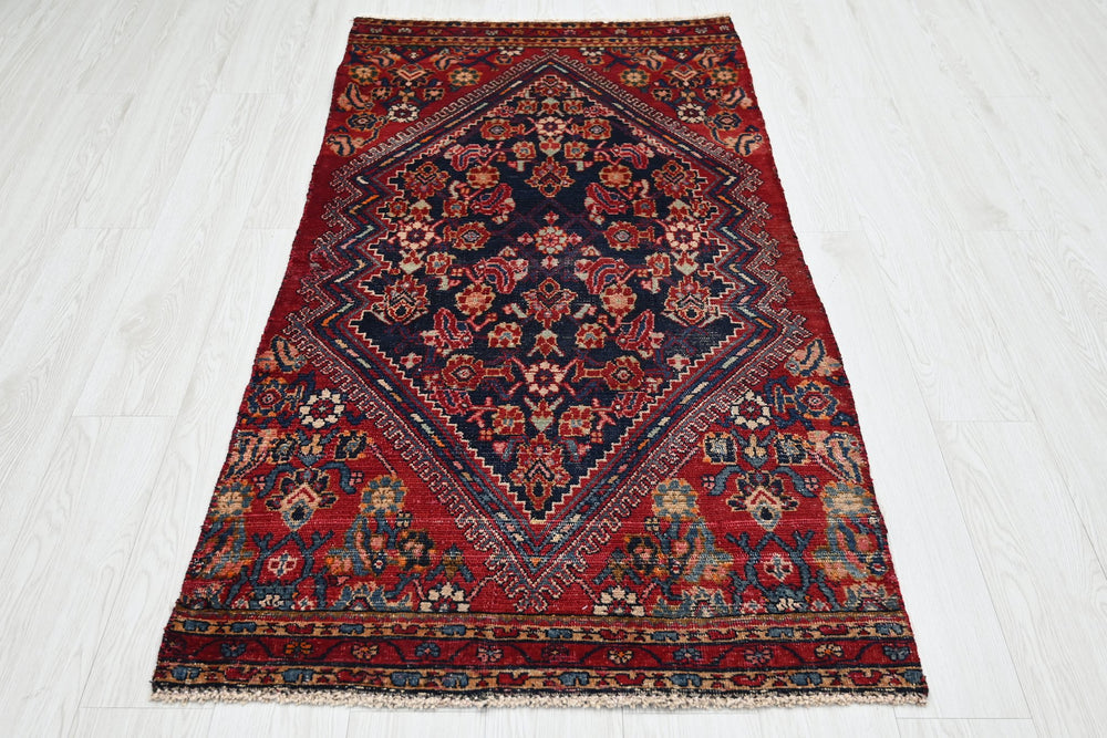 red Accent rug 2' 9" x 5' 5"