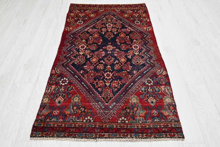 red Accent rug 2' 9" x 5' 5"