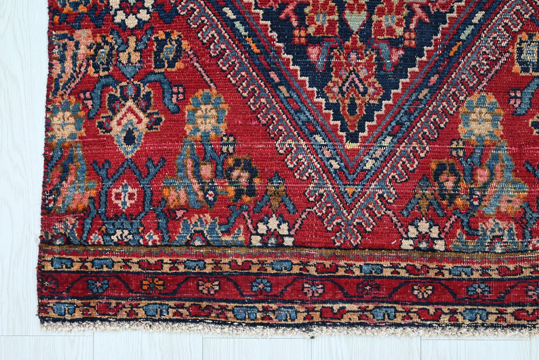red Accent rug 2' 9" x 5' 5"