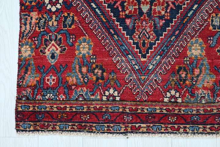 red Accent rug 2' 9" x 5' 5"