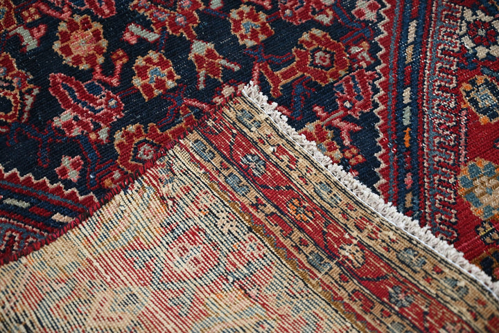 red Accent rug 2' 9" x 5' 5"