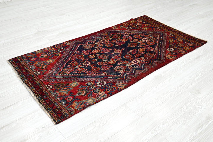 red Accent rug 2' 9" x 5' 5"