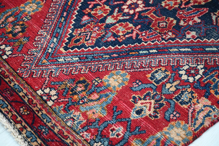 red Accent rug 2' 9" x 5' 5"