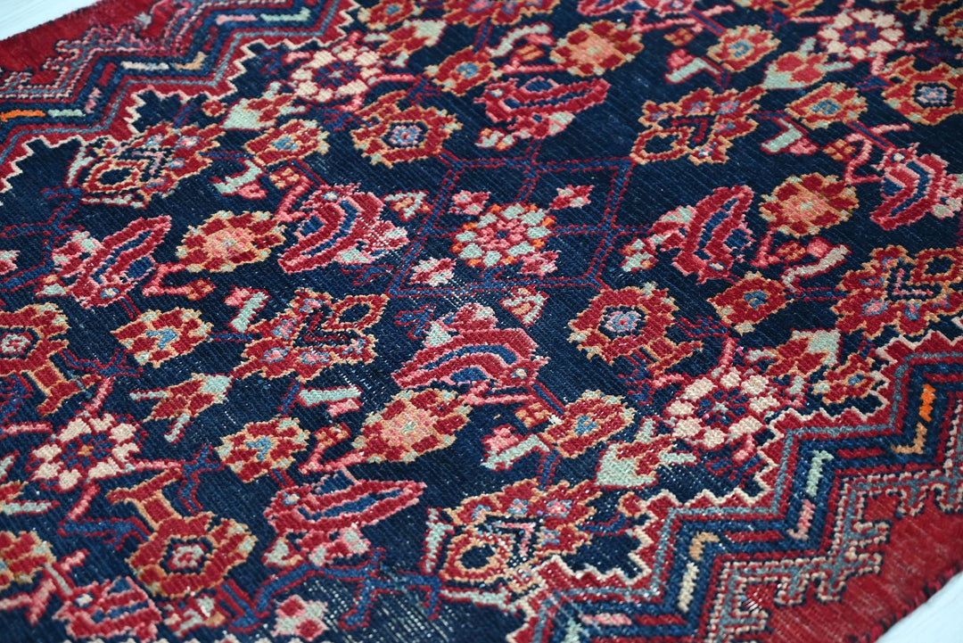 red Accent rug 2' 9" x 5' 5"