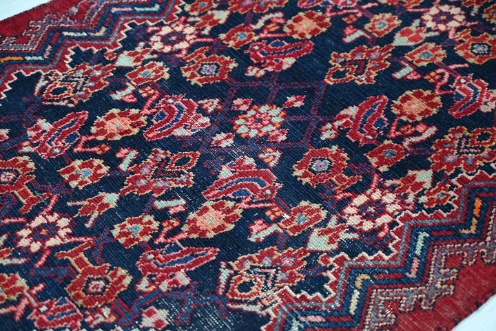 red Accent rug 2' 9" x 5' 5"