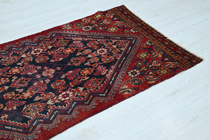 red Accent rug 2' 9" x 5' 5"