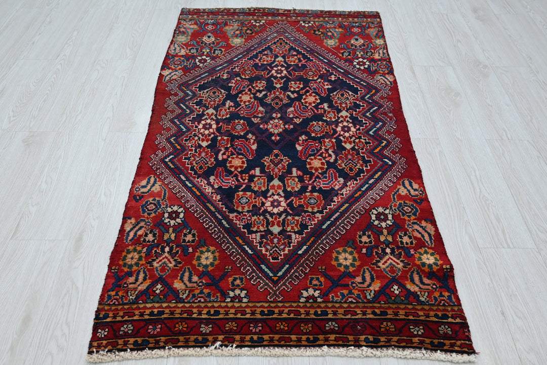 red Accent rug 2' 9" x 5' 5"