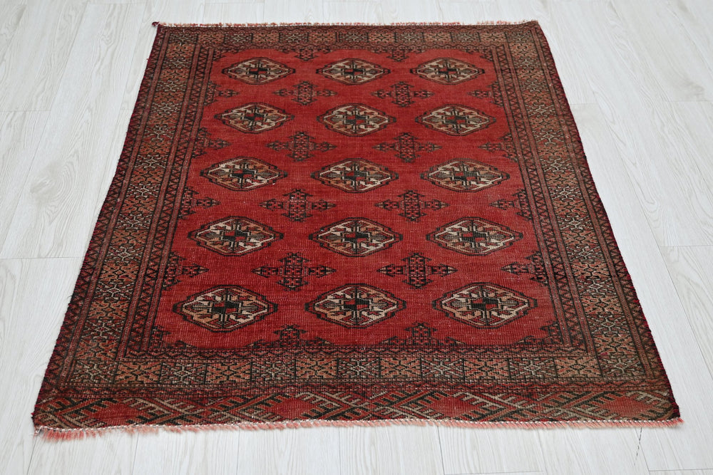 red Accent rug 3' 1" x 3' 9"