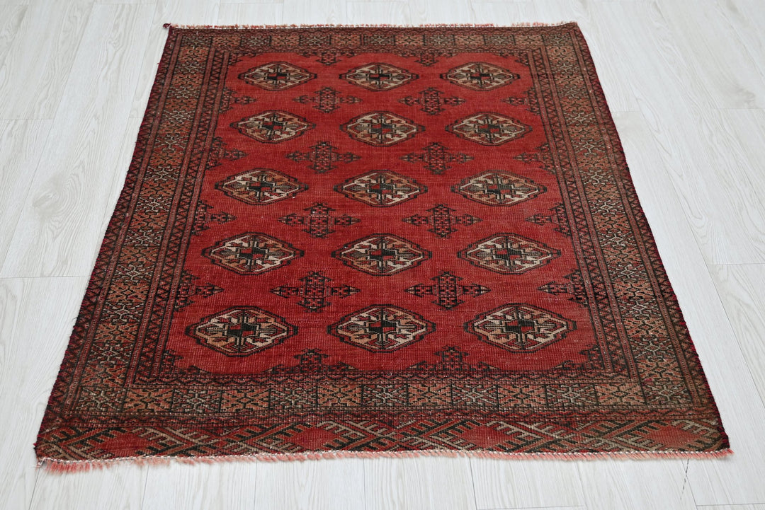 red Accent rug 3' 1" x 3' 9"