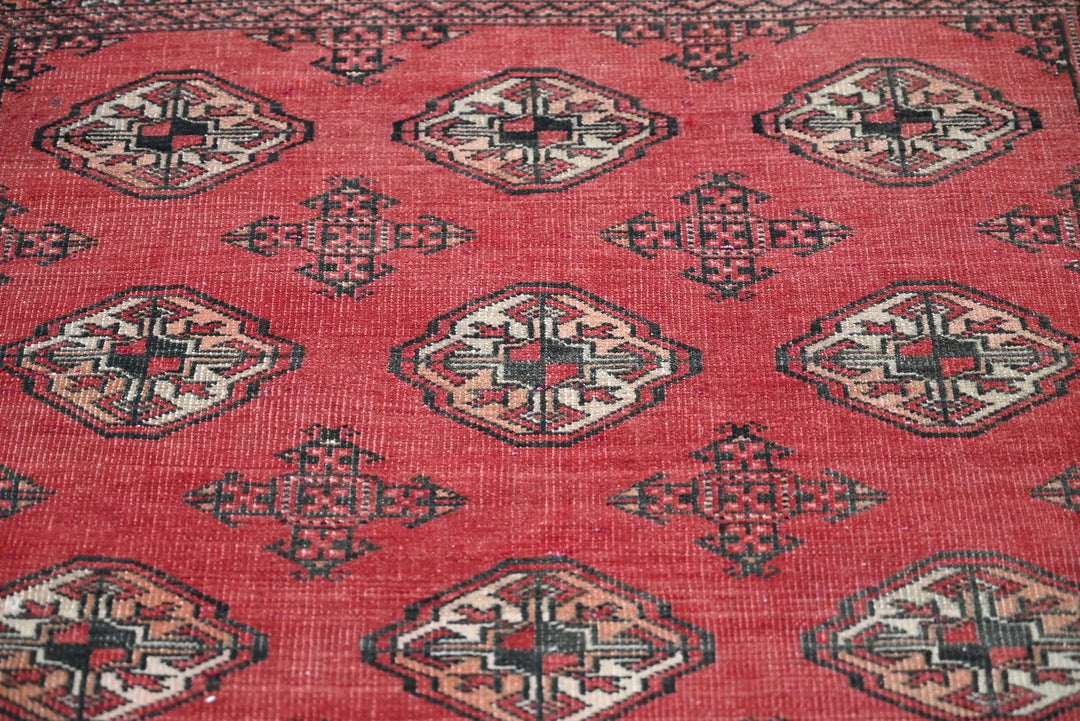 red Accent rug 3' 1" x 3' 9"