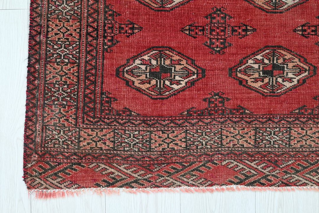 red Accent rug 3' 1" x 3' 9"