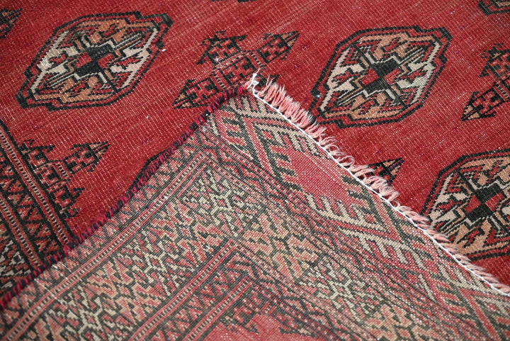 red Accent rug 3' 1" x 3' 9"