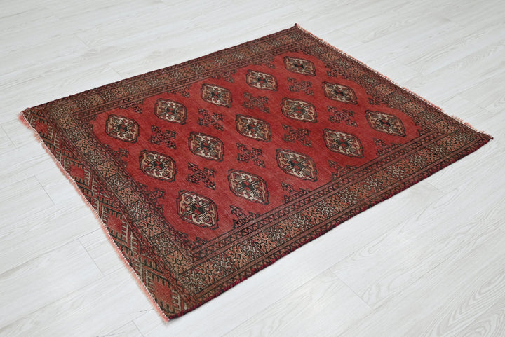 red Accent rug 3' 1" x 3' 9"
