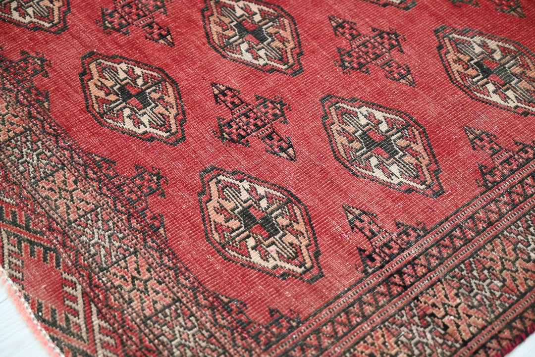 red Accent rug 3' 1" x 3' 9"