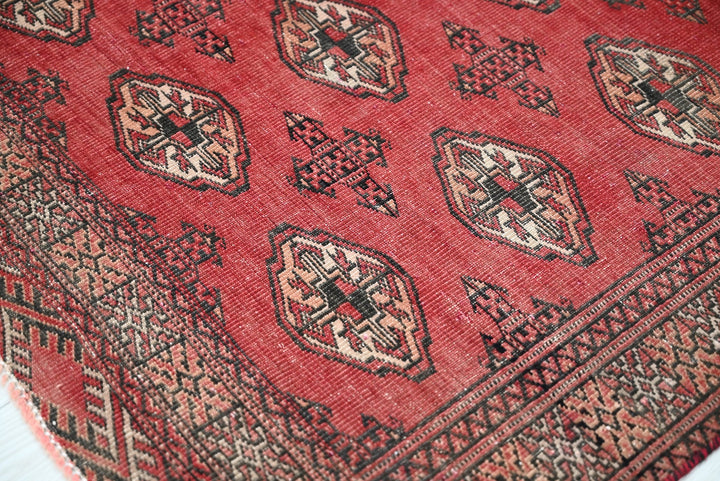 red Accent rug 3' 1" x 3' 9"