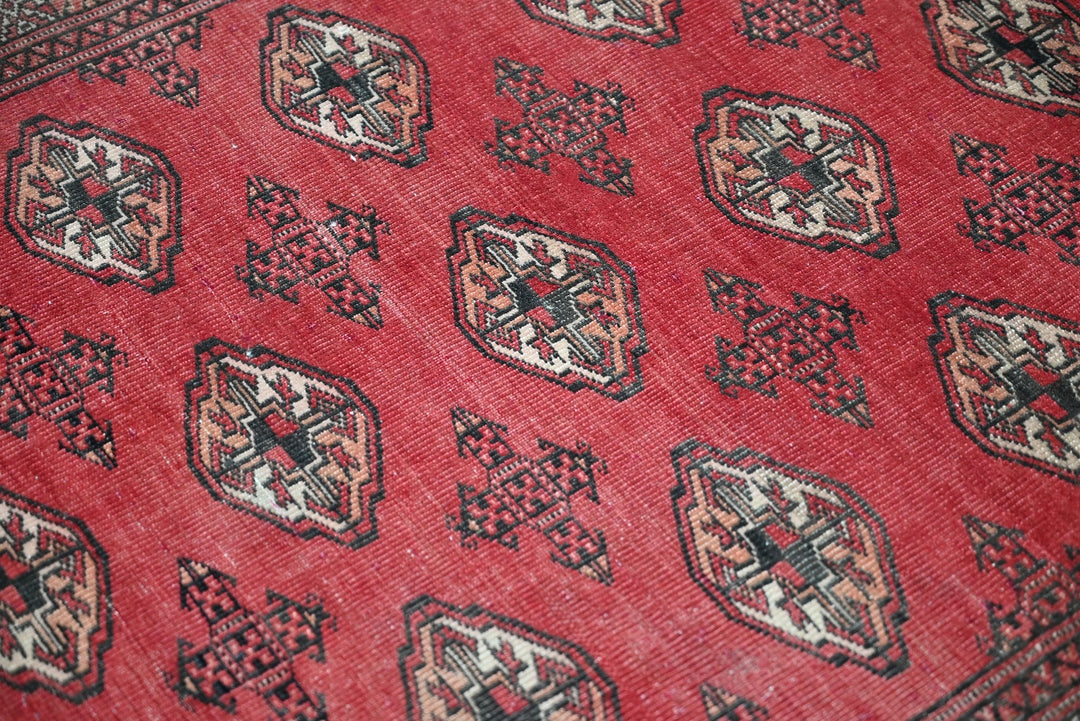 red Accent rug 3' 1" x 3' 9"