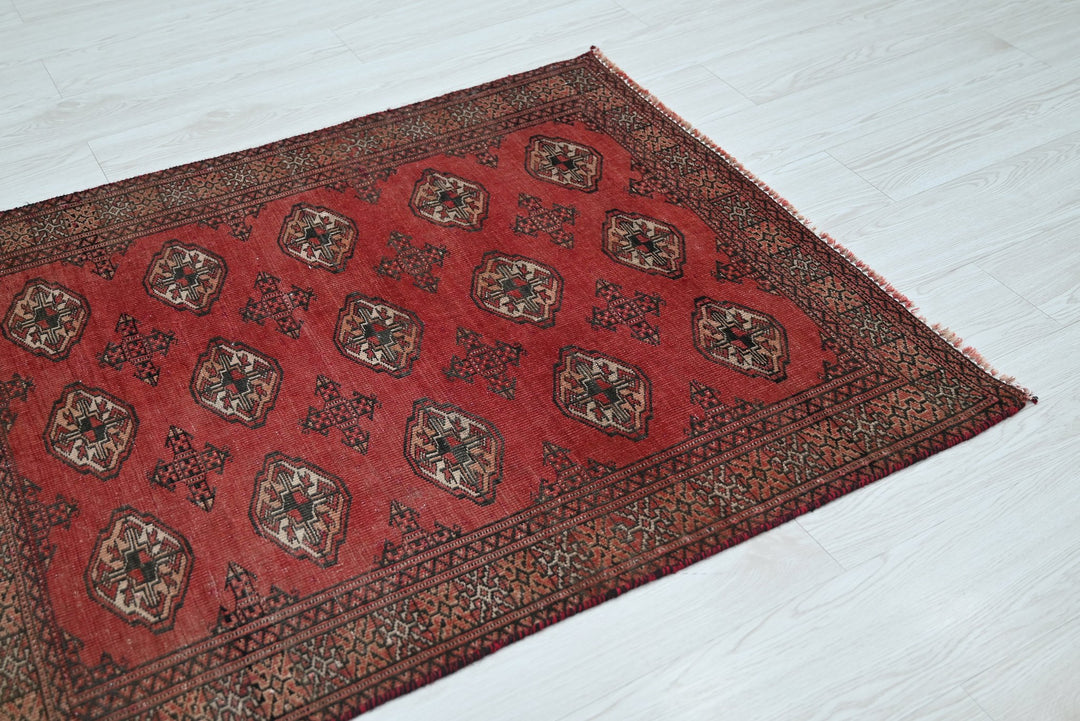 red Accent rug 3' 1" x 3' 9"
