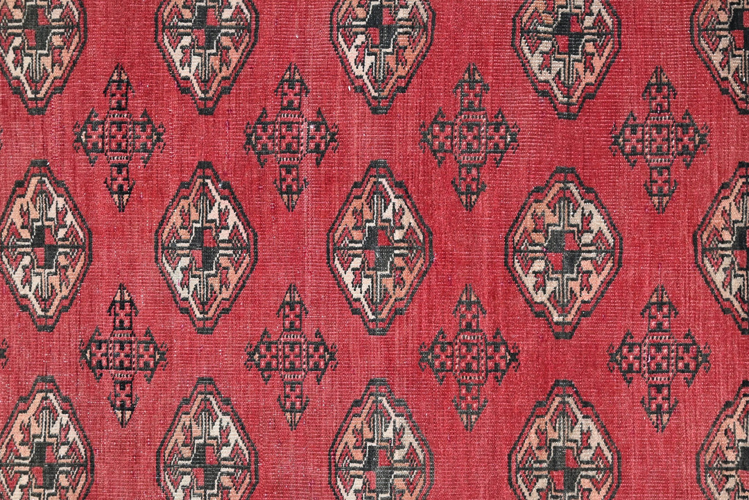 red Accent rug 3' 1" x 3' 9"