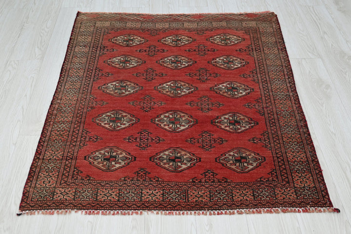 red Accent rug 3' 1" x 3' 9"