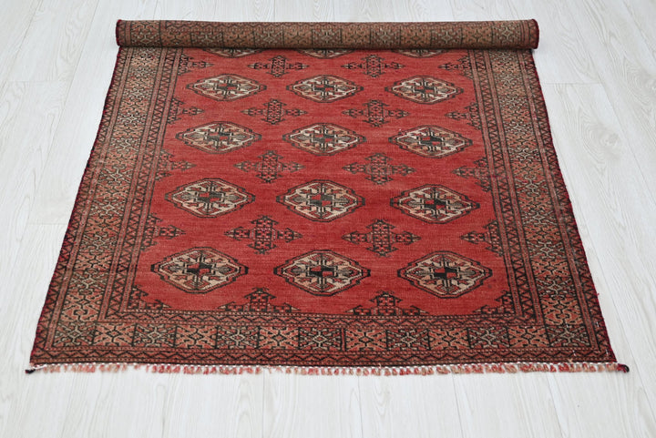 red Accent rug 3' 1" x 3' 9"
