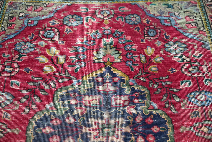 red Accent rug 2' 11" x 4' 2"