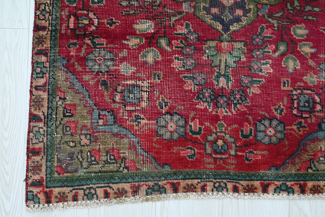 red Accent rug 2' 11" x 4' 2"