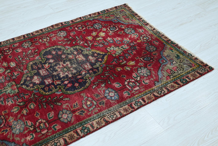 red Accent rug 2' 11" x 4' 2"