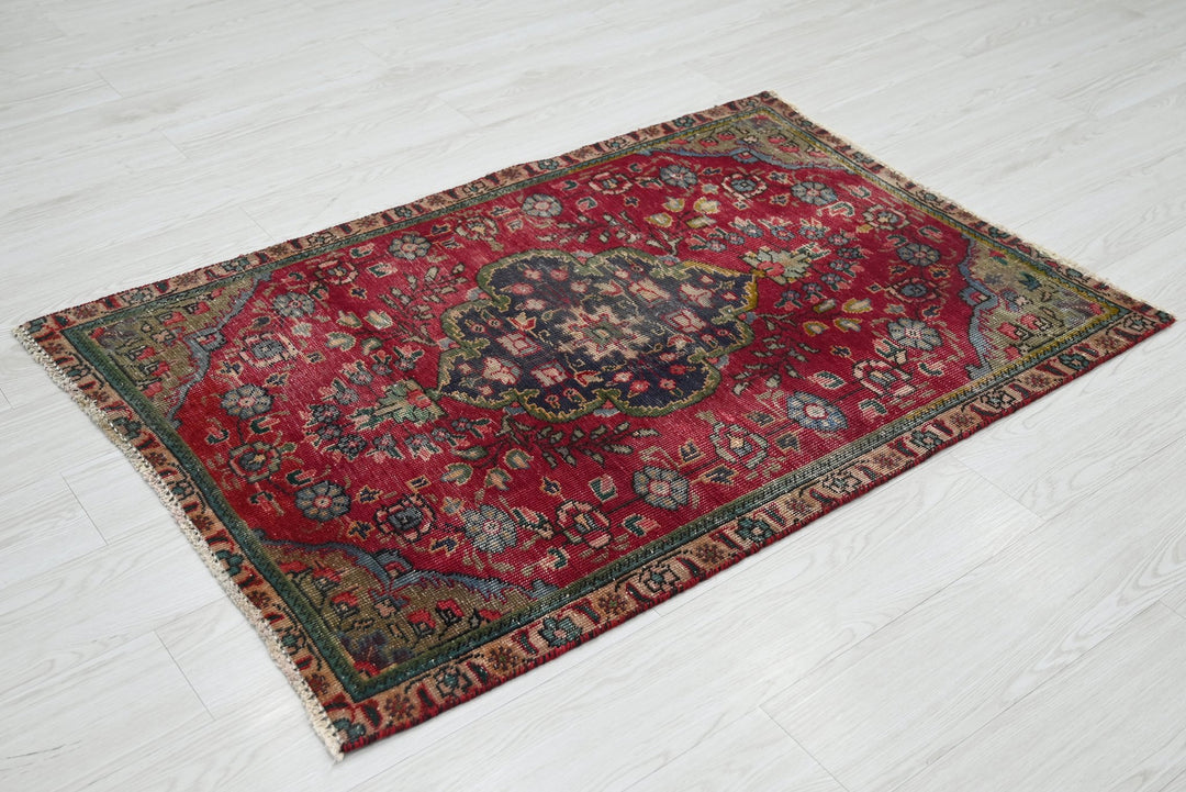 red Accent rug 2' 11" x 4' 2"