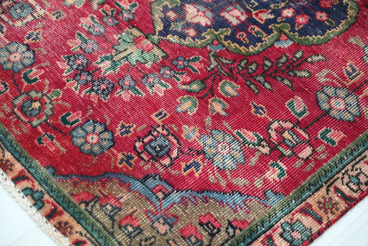 red Accent rug 2' 11" x 4' 2"