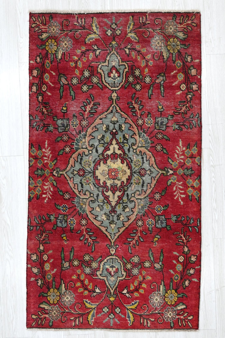 red Accent rug 2' 9" x 5' 2"