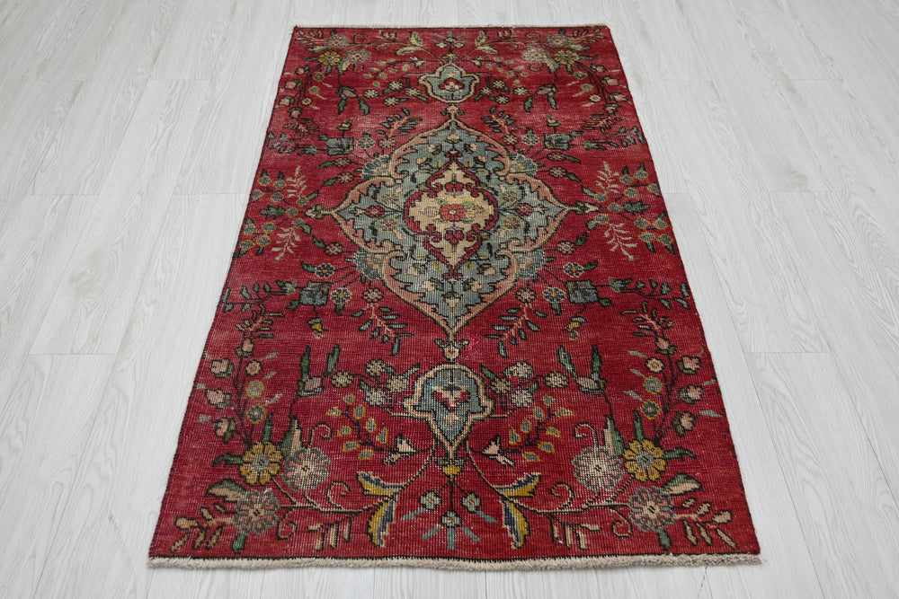 red Accent rug 2' 9" x 5' 2"