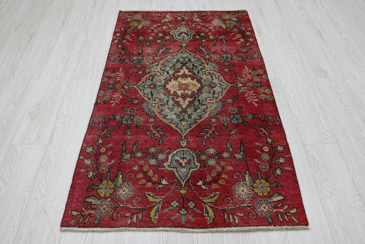 red Accent rug 2' 9" x 5' 2"