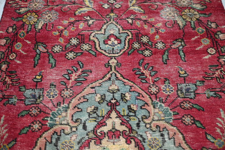 red Accent rug 2' 9" x 5' 2"