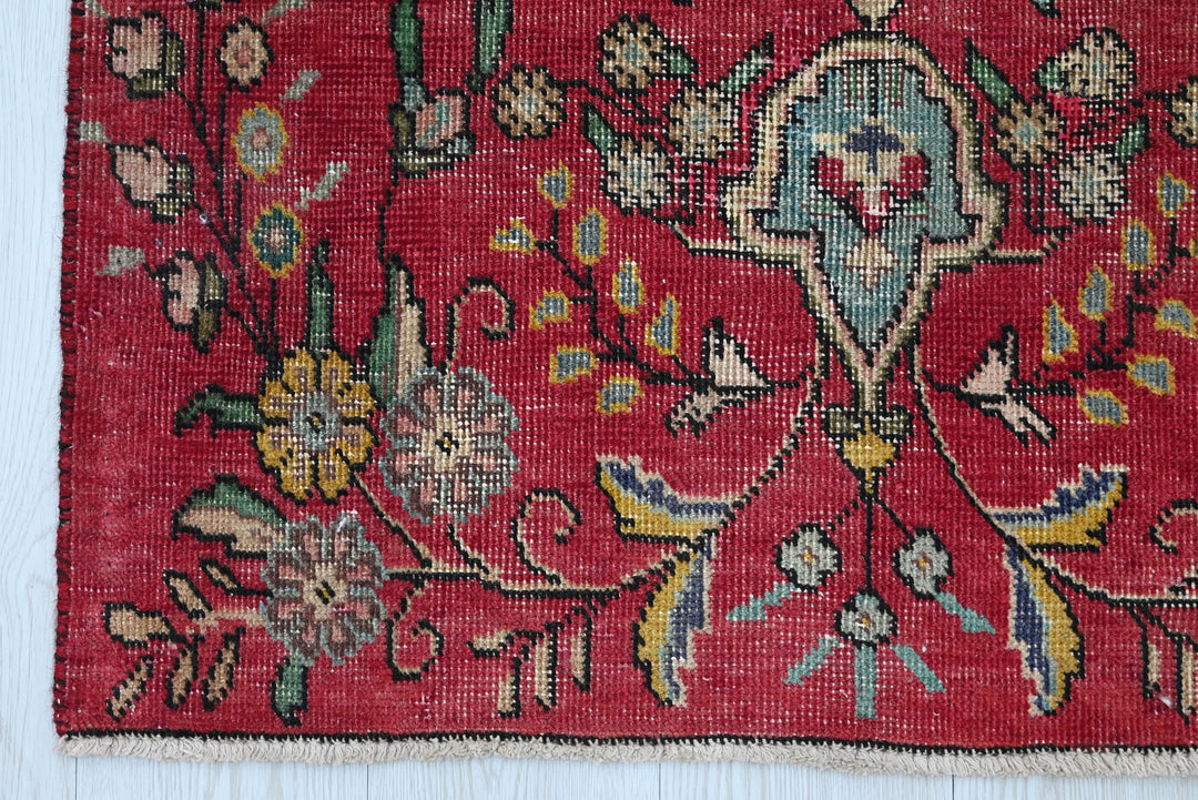 red Accent rug 2' 9" x 5' 2"