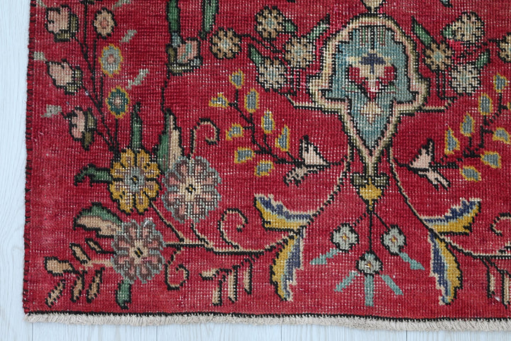 red Accent rug 2' 9" x 5' 2"