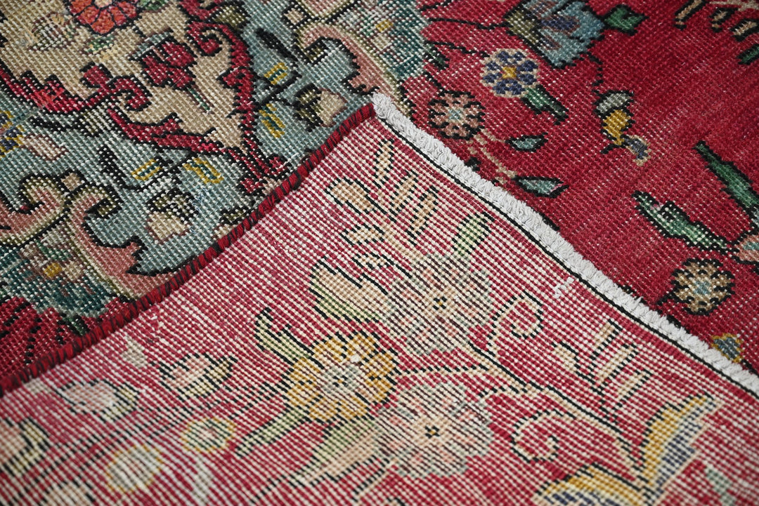 red Accent rug 2' 9" x 5' 2"