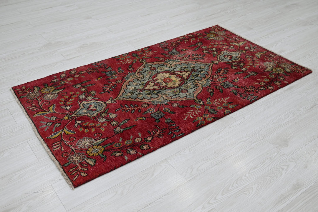 red Accent rug 2' 9" x 5' 2"
