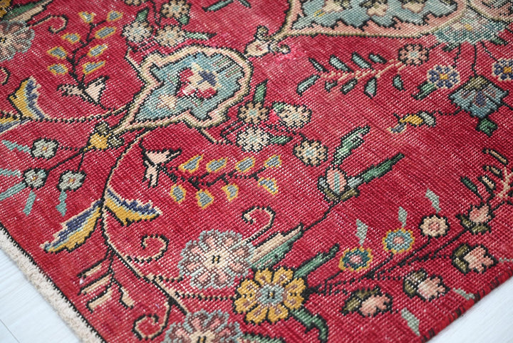 red Accent rug 2' 9" x 5' 2"