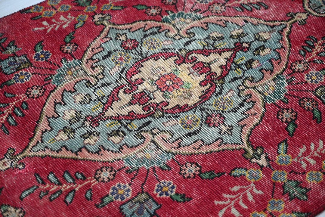 red Accent rug 2' 9" x 5' 2"